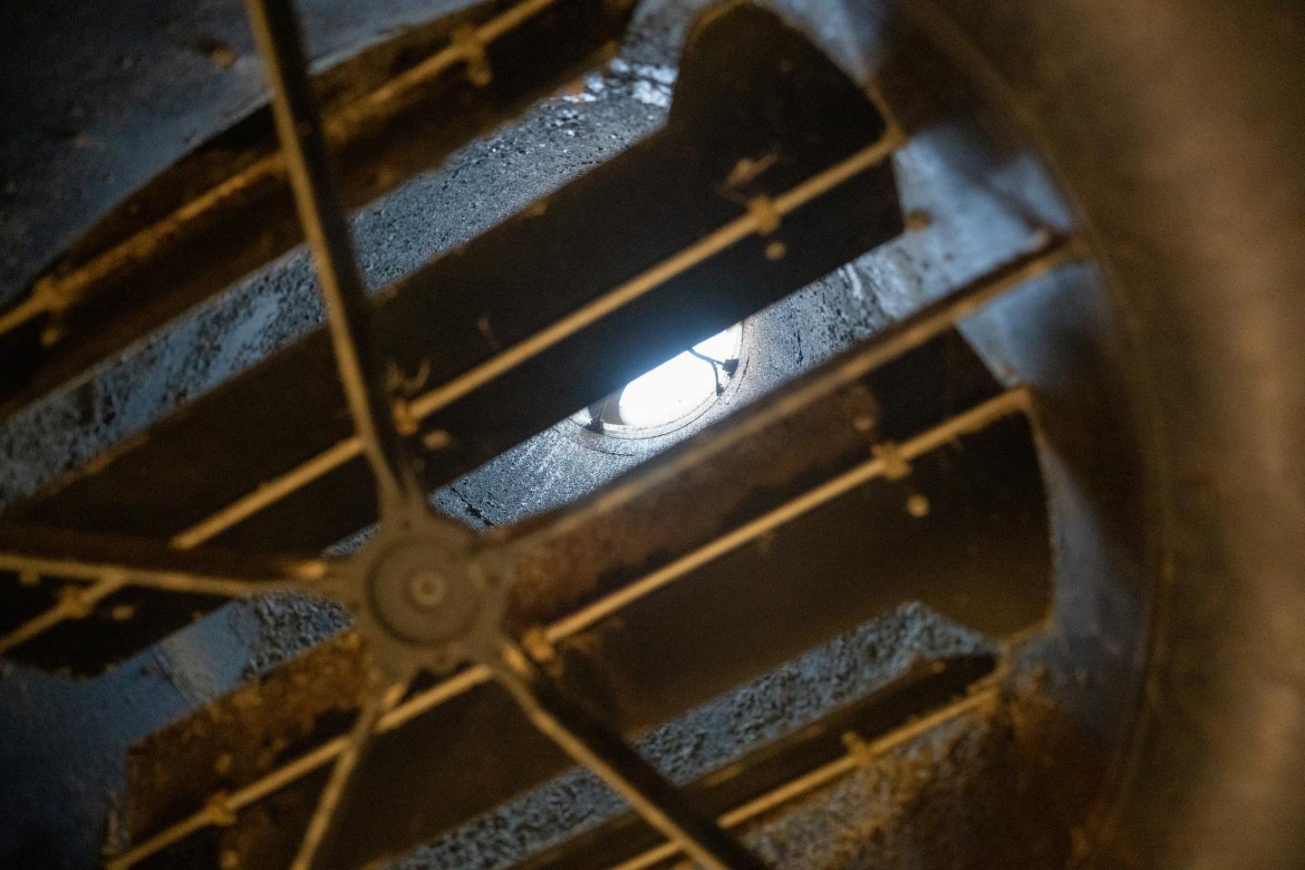Bild på en ventilationsfläkt nedifrån.