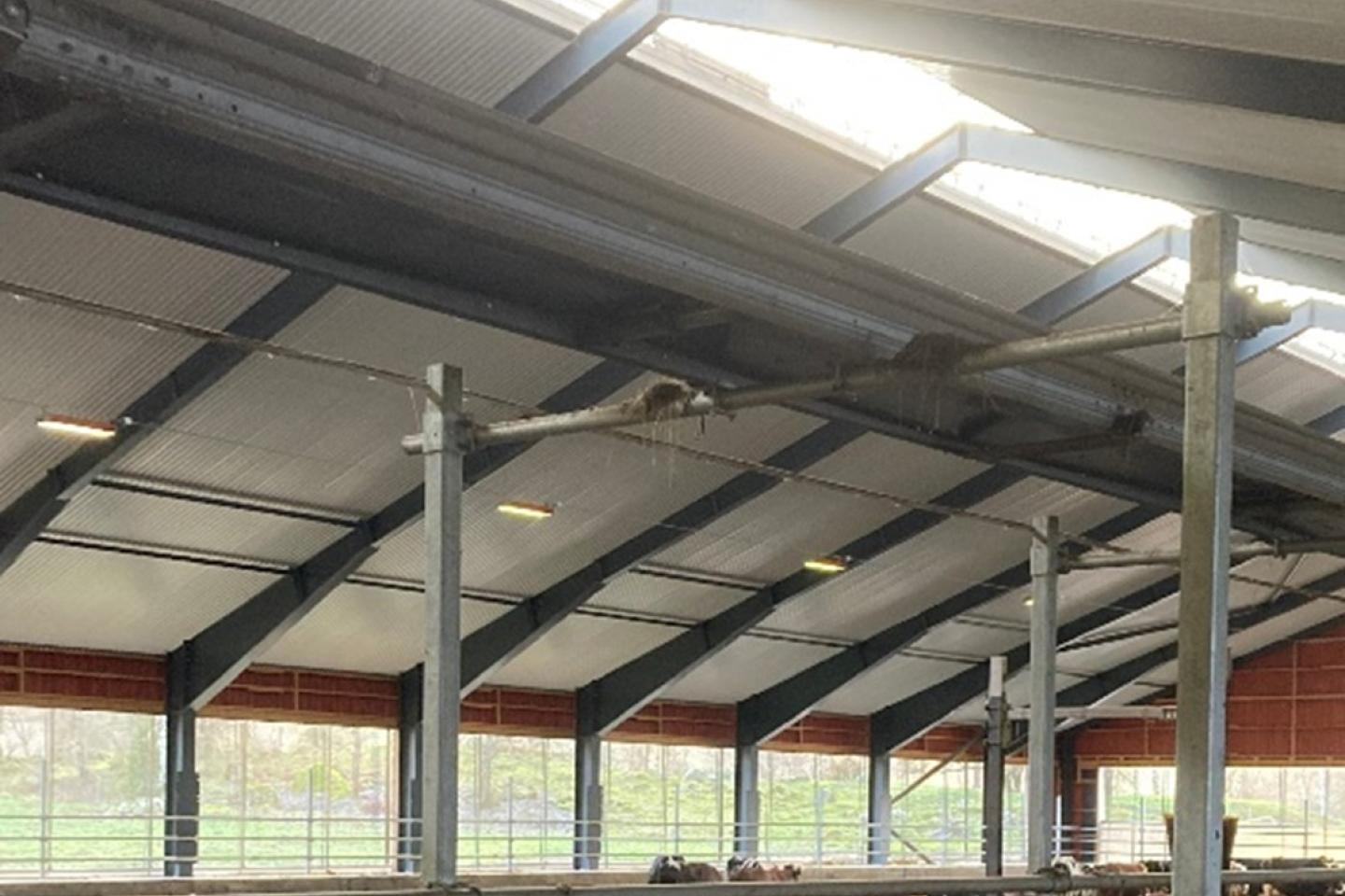 Takkonstruktion i ett kostall