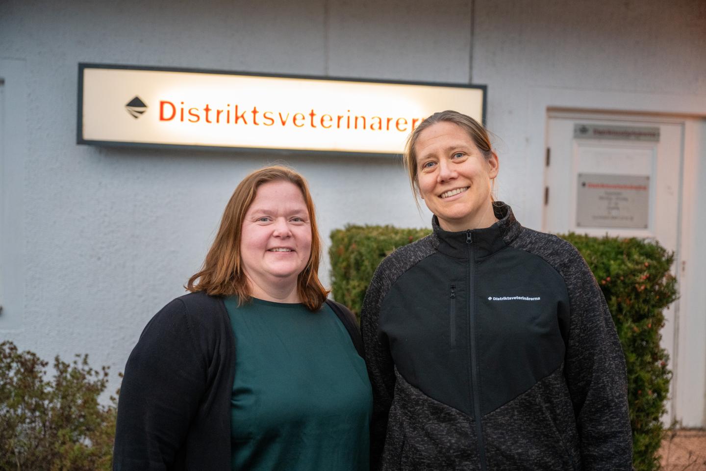 Två kvinnor tittar på kameran