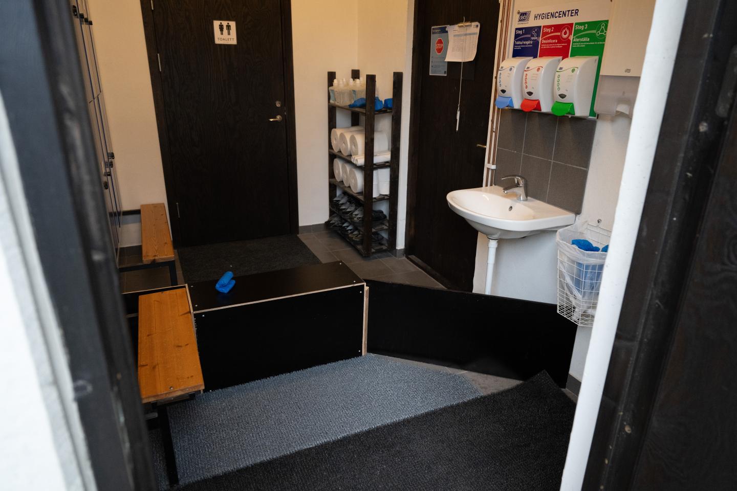 Hygiengräns med upphöjd skiva och handtvätt