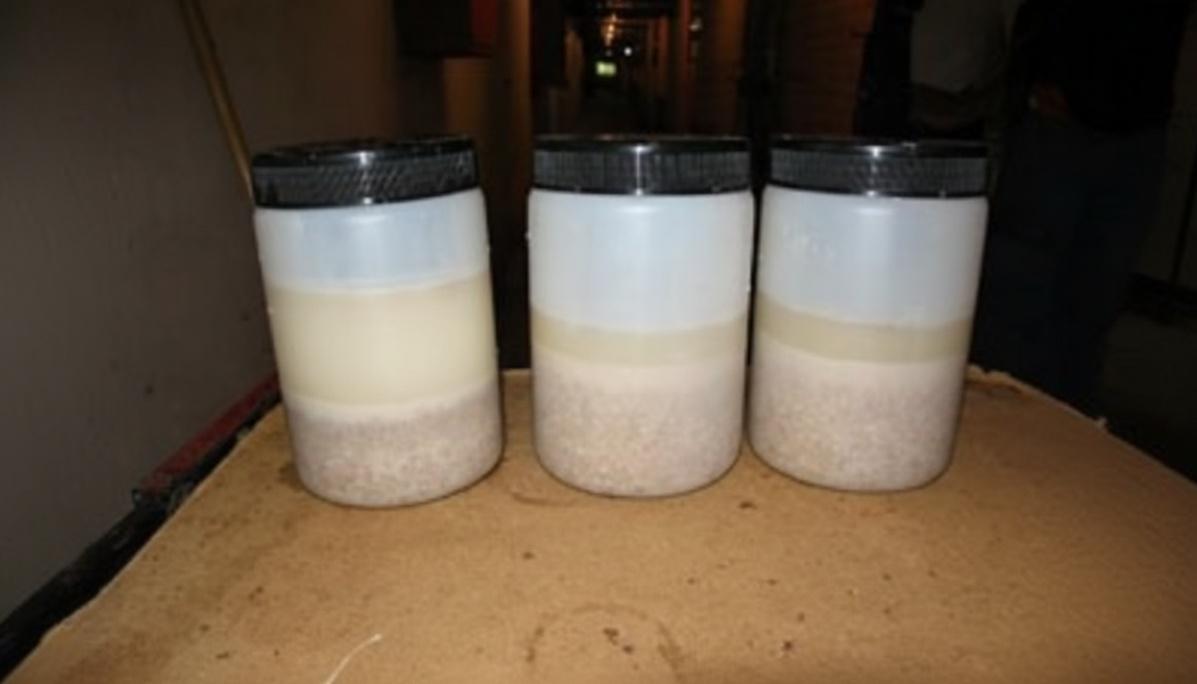 För lite bottensats i foderproven, som i behållaren till vänster, visar att det är utfodrat tryckvätska.