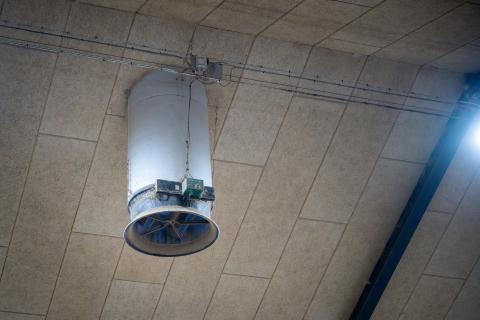 Bild på en ventilationsfläkt nedifrån.