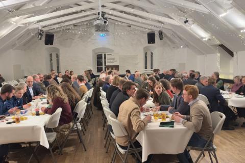 Människor vid långbord