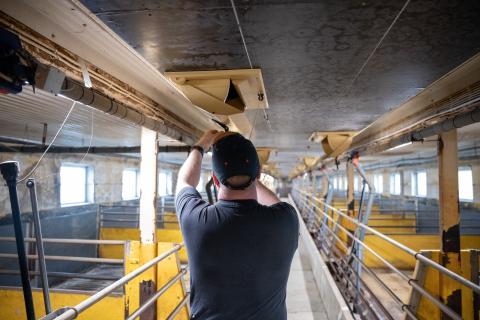 Kontrollera ventilationen innan insättning i slaktgrisstallet.