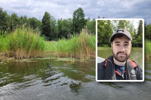 vatten och vass samt en infälld porträttbild av en man